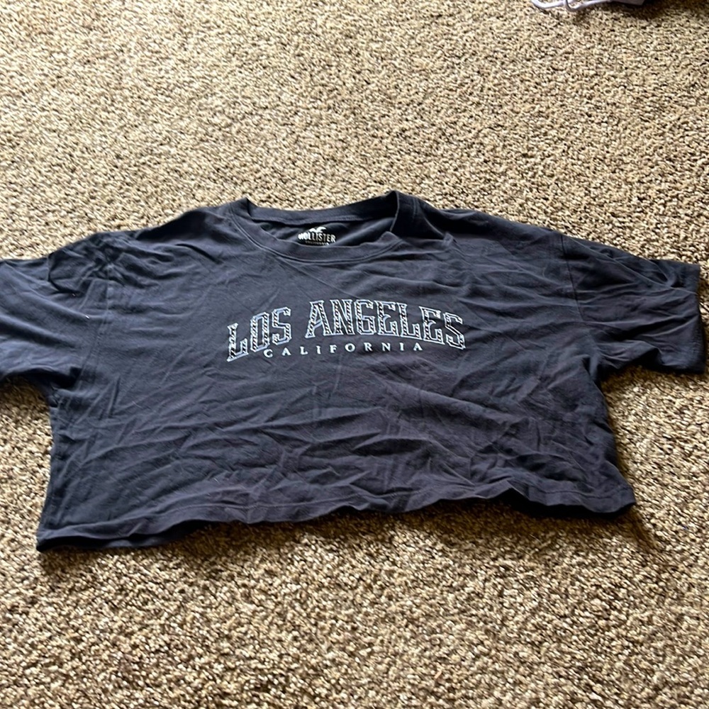 Black “Los Angeles California” cropped tee for teens.